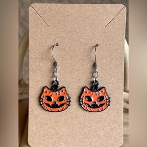 Cat-o’-lantern pumpkin cat earrings